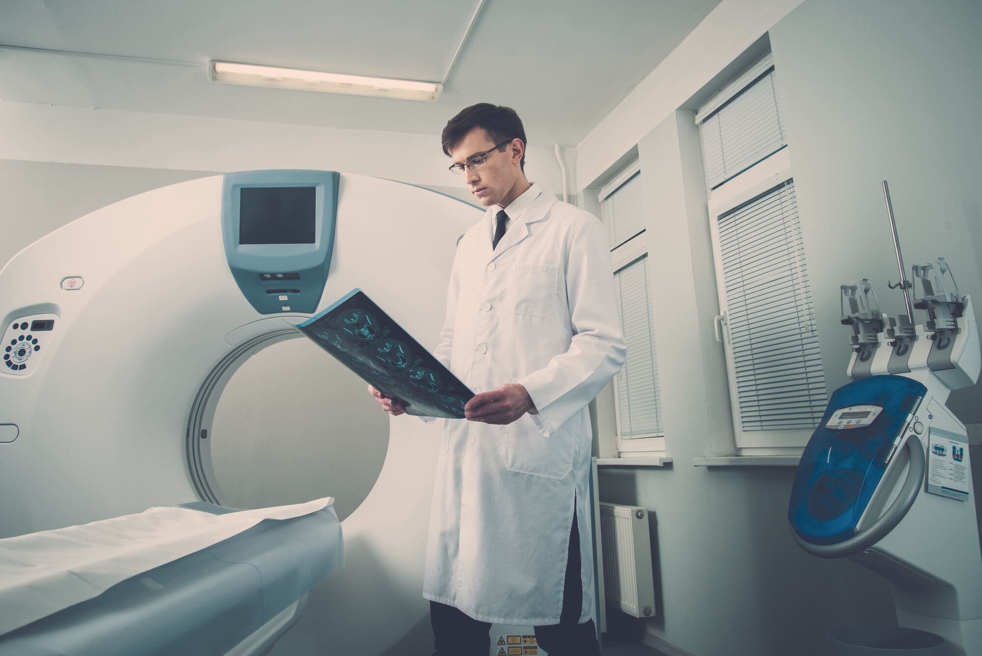 Lekarz ogląda wyniki tomografii przy aparacie