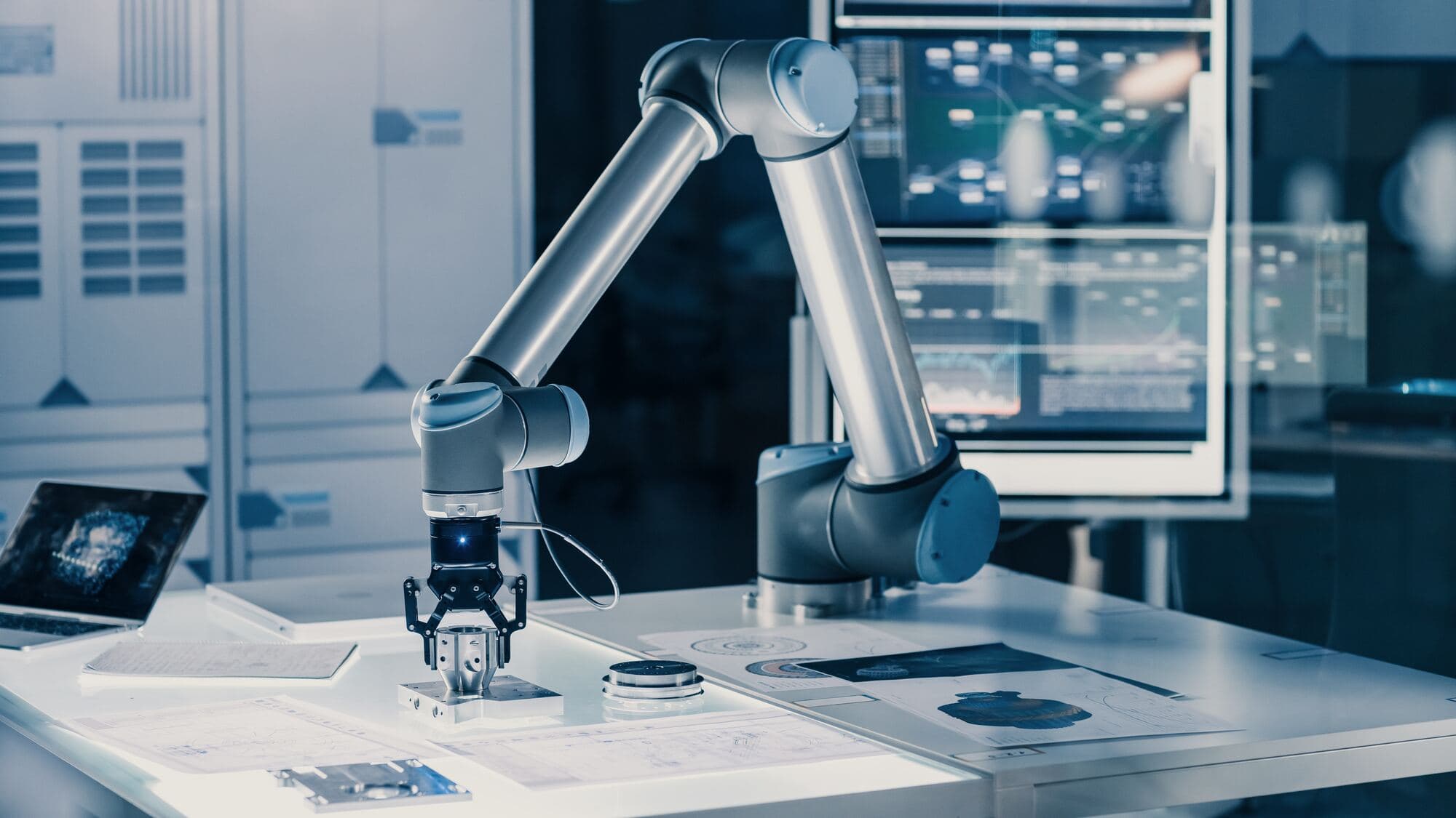 Ramię robota na stole laboratoryjnym