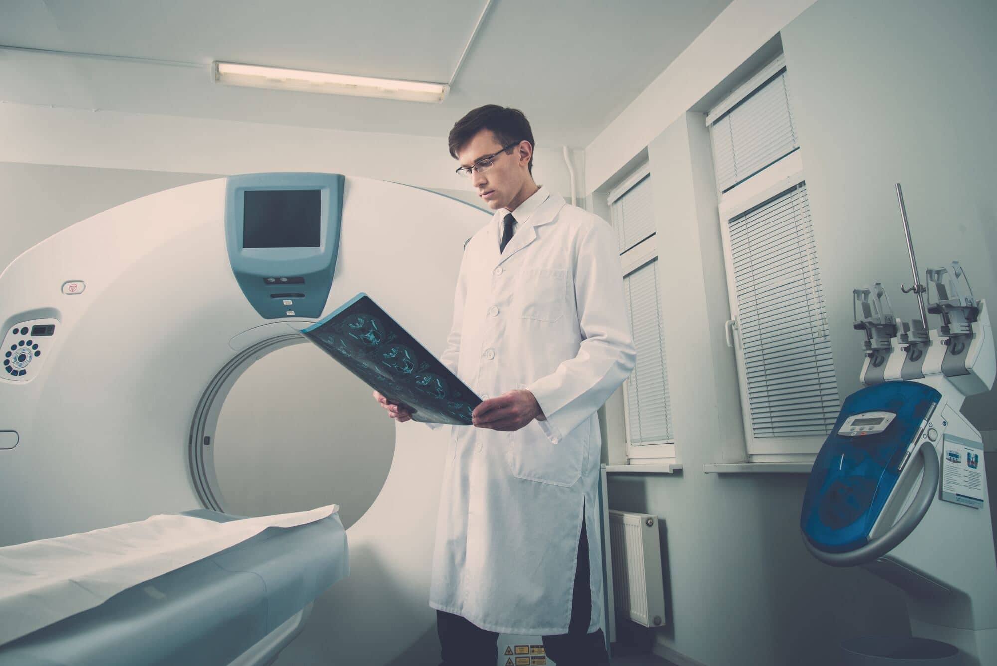 Lekarz ogląda wyniki tomografii przy aparacie
