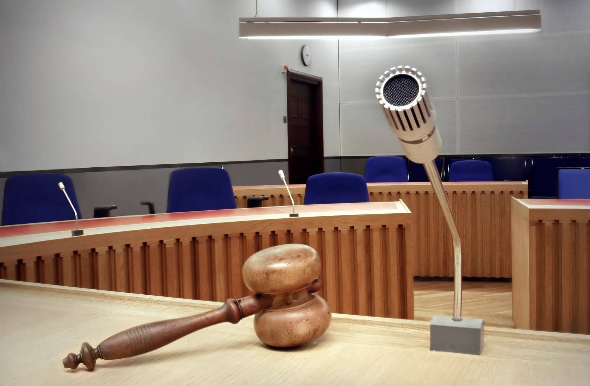 Pusta sala sądowa, na pierwszym planie młotek sędziowski