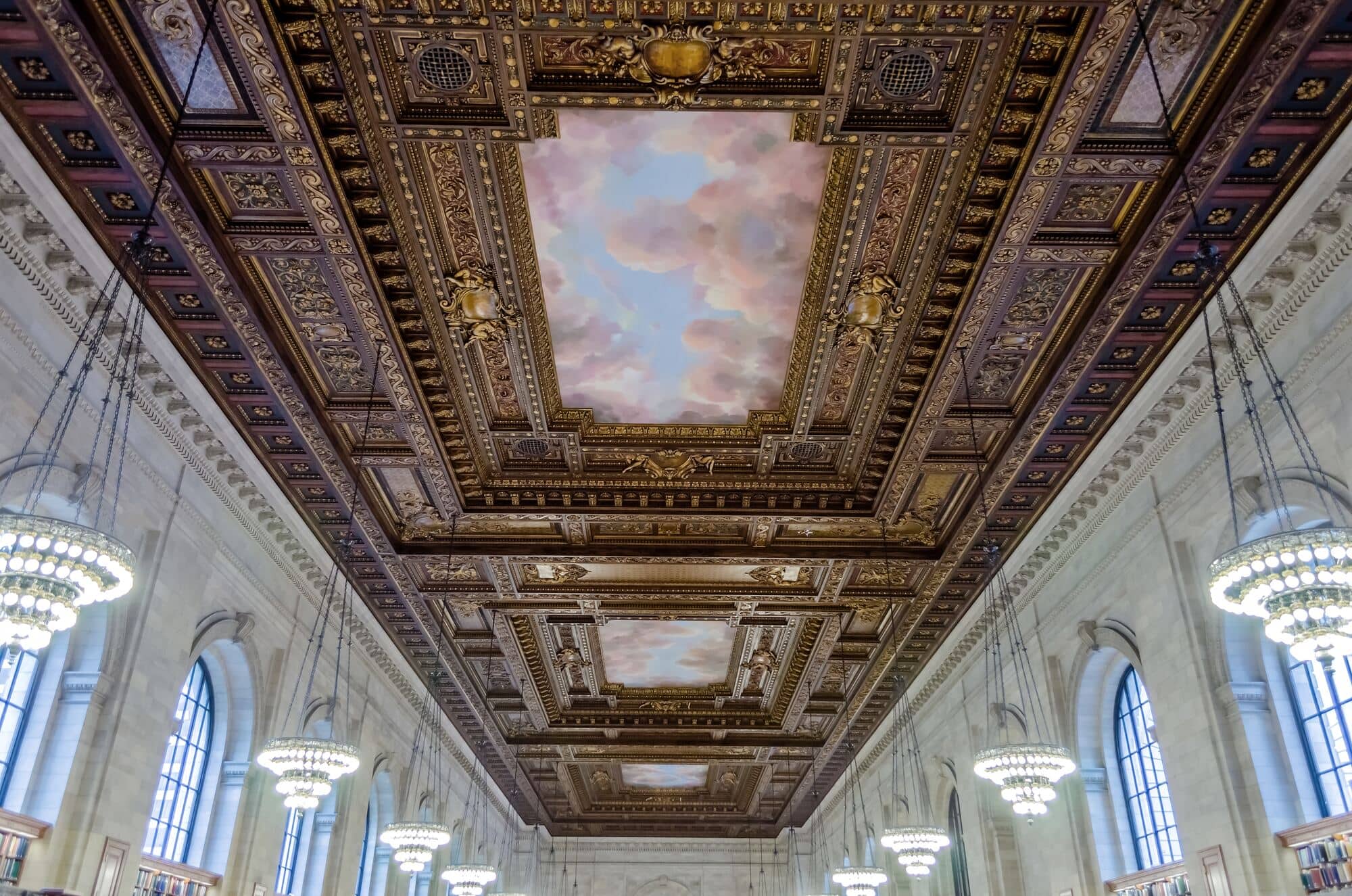 Sala dawnej biblioteki z malowanym stropem