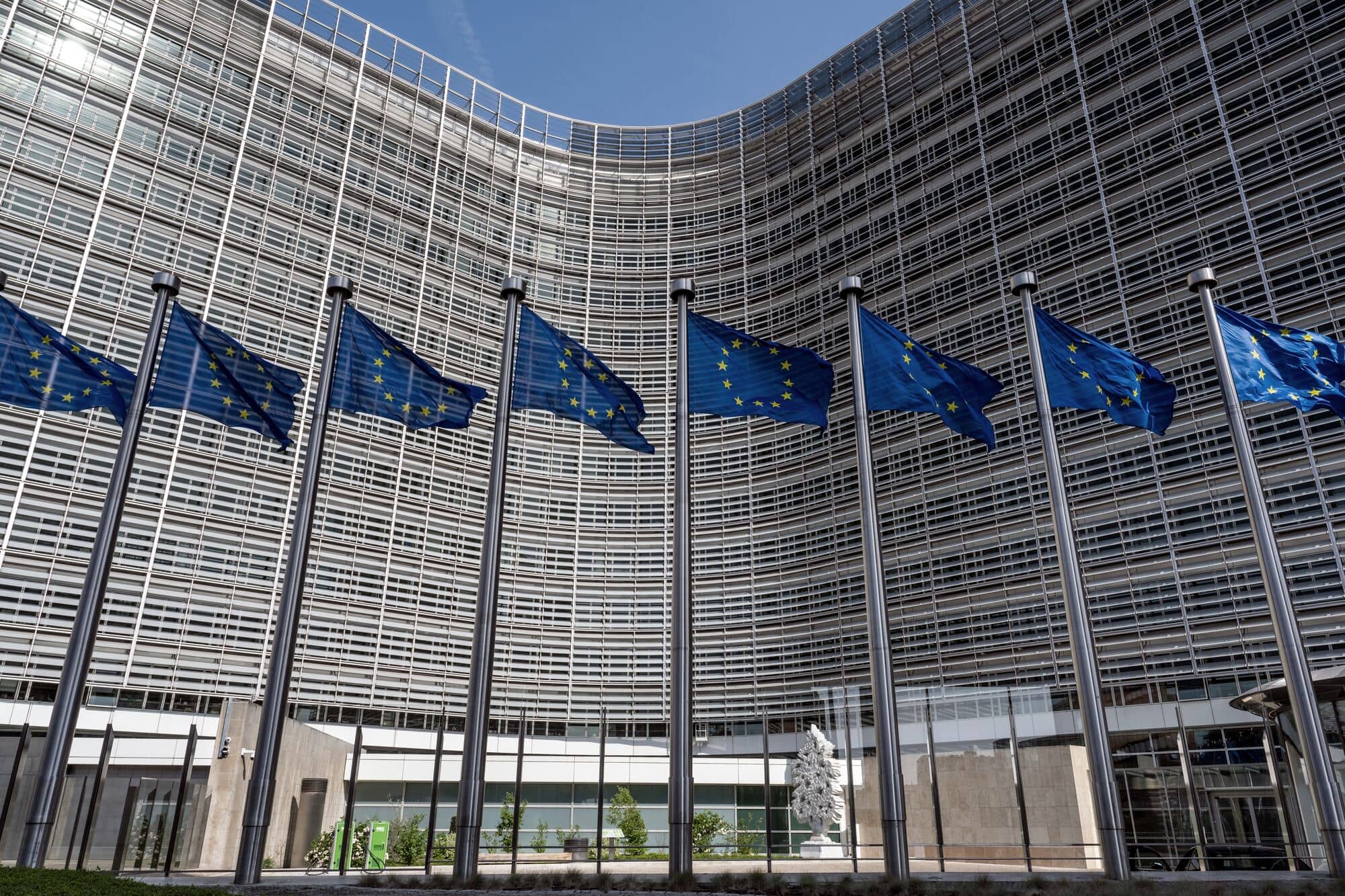 Siedziba Komisji Europejskiej z flagami Unii